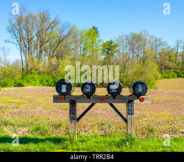 Reihe von Briefkästen im ländlichen mittleren Westen Collinsville Illinois USA. Stockfoto