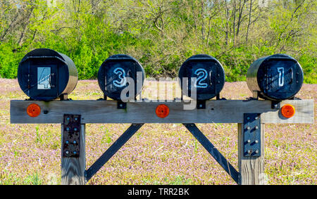 Reihe von Briefkästen im ländlichen mittleren Westen Collinsville Illinois USA. Stockfoto