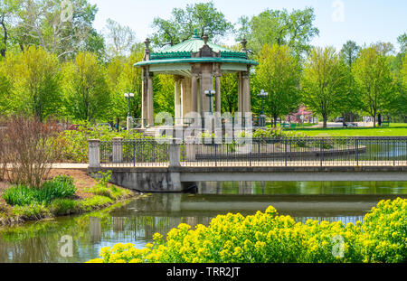 Nathan Frank Musikpavillon eine Rotunde auf einer Insel in der Mitte eines Sees im Forest Park von St. Louis Missouri USA. Stockfoto