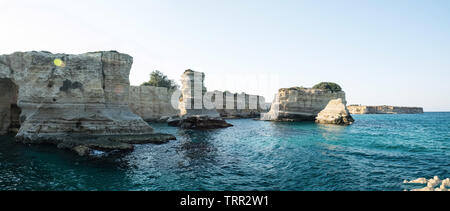 Torre Sant Andrea, wir sind in Apulien in Süditalien, Panoramablick auf die Faraglioni an der Adriaküste in Salento durch einen Kalkstein gekennzeichnet Stockfoto