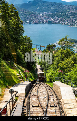 Monte Bre, Schweiz - Juni 08, 2019 Blick auf den Mont Bre Seilbahn hinunter mit den Luganer See im Hintergrund Stockfoto