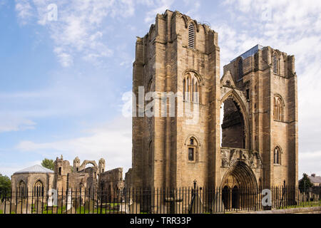 Gotische Kathedrale aus dem 13. Jahrhundert Ruinen in Elgin Moray, Schottland, Großbritannien, Großbritannien Stockfoto
