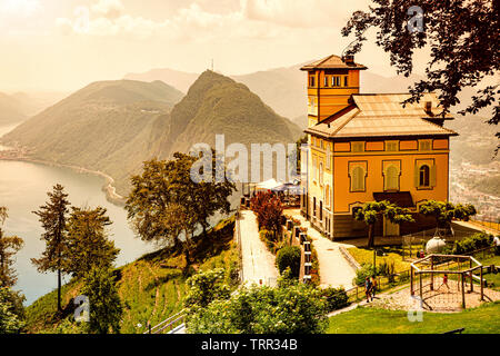 Mont Bre, Schweiz - Juni 08, 2019 Schöne Aussicht auf Restaurant Vetta über den Luganer See Stockfoto