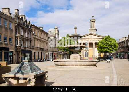 Brunnen und St Giles Kirche auf der Plainstones. High Street, Royal Burgh von Elgin, Moray, Schottland, Großbritannien, Großbritannien Stockfoto