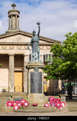 War Memorial Statue mit Mohn Kränze von St Giles Kirche auf der Plainstones. High Street, Royal Burgh von Elgin, Moray, Schottland, Großbritannien, Großbritannien Stockfoto