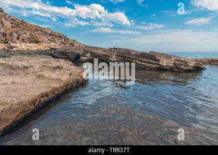 Felsige Küste leeren Strand Stockfoto