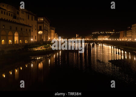 Der Fluss Arno in Florenz, Italien, von der Brücke Ponte Vecchio bei Nacht Stockfoto