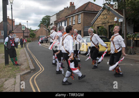 Wimbledon Common South West London Hand in Hand pub Morris Dancers tanzen außerhalb. 2010 s UK HOMER SYKES Stockfoto