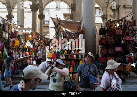 Touristen am Markt von San Lorenzo in Florenz, Italien Stockfoto