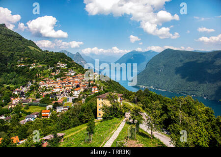 Schöne Aussicht von Bre Stadt in der Schweiz mit den Luganer See im Hintergrund Stockfoto