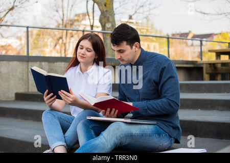 Gerne Studenten mit Laptop und Bücher lernen für die Prüfung Studenten zusammen successed in einem Projekt. Gerne Studenten essen mit ihrem Projekt ideea. Stockfoto