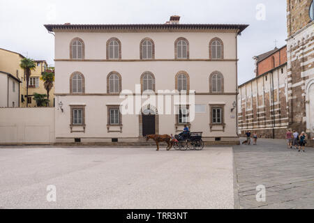 Die Fassade eines italienischen Stil der Renaissance Palast im historischen Zentrum / Altstadt von Lucca, Toskana, mit der Pferdekutsche Stockfoto