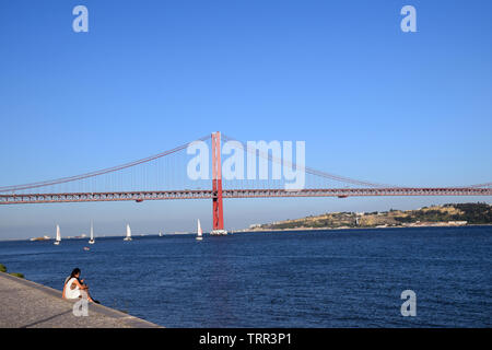 Der Ponte 25 de Abril" Hängebrücke über den Fluss Tejo, Lissabon, Portugal, Juni 2019 Stockfoto