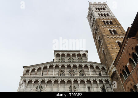 Lucca Kathedrale, die mittelalterlichen romanischen-gotischen Marmorfassade und Glockenturm, 13.-14. Jahrhundert, Piazza San Martino, Lucca, Toskana, Italien Stockfoto
