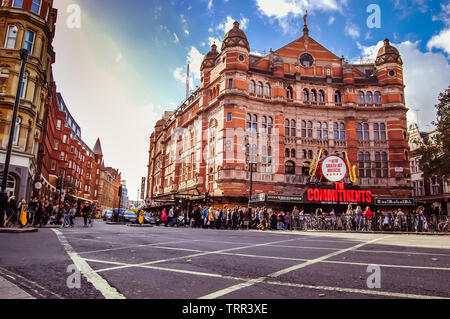 Beim Zebrastreifen vor dem Palace Theatre im West End von London. Das Palace Theatre ist eines der größten Londoner Schauplätzen auf der berühmten shaftesbury Boul Stockfoto