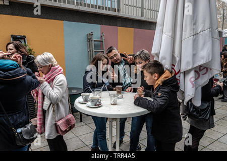 Menschen auf Weihnachtsmarkt Stockfoto