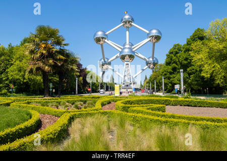 Brüssel Atomium Brussels Square de l'Atomium, Hecken auf den Kreisverkehr Boulevard de Centaire Brüssel Belgien Eu Europa Stockfoto