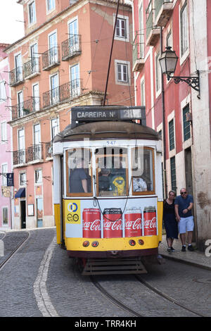 28 E Straßenbahn, viel von Touristen, Largo das Portas Sol, Lissabon, Portugal, Juni 2019 tun Stockfoto