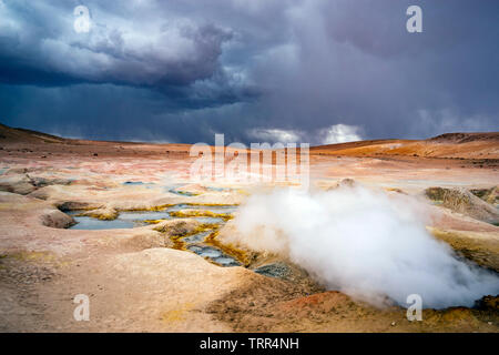 Geothermische Gebiet und Fumarolen der Geysir Sol de Manana, Potosi, Bolivien Stockfoto