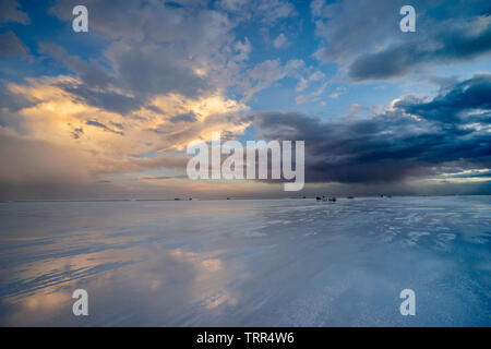 Die Spiegelung der Oberfläche des Salar de Uyuni während der Regenzeit Stockfoto