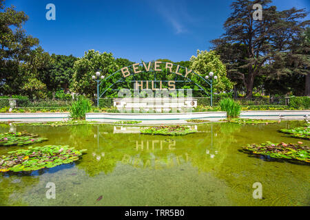 BEVERLY HILLS, Kalifornien - 29. JULI 2018 - Beverly Hills Zeichen in der Nähe von Teich mit Lotus Blumen in Los Angeles Park entlang dem Santa Monica Blvd. Am 29. Juli, 20. Stockfoto
