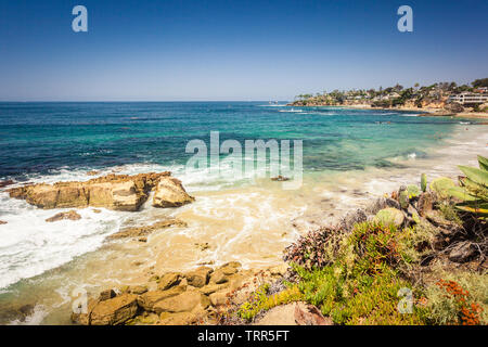 Laguna Beach mit Rock im pazifischen Ozean Blick von Heisler Park Stockfoto