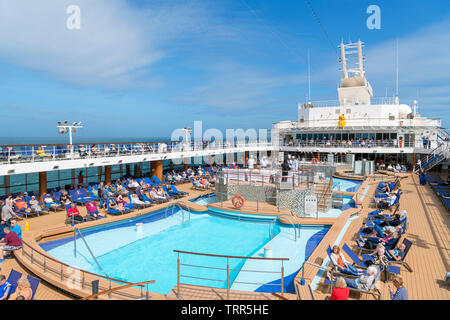 Norwegische Fjorde Kreuzfahrt. Swimmingpool auf dem TUI Kreuzfahrtschiff Marella Explorer, Nordsee Stockfoto