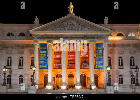 Lissabon, Portugal. Dona Maria II National Theater in Dom Pedro IV aka Rossio Square bei Nacht. Stockfoto