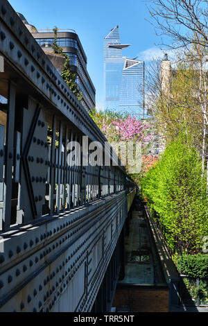 Abgebildet ist die High Line ein 1,45-Meile langen erhöhten linearen Park, Greenway und Rail Trail auf einem ehemaligen New York Central Railroad, USA erstellt. Stockfoto