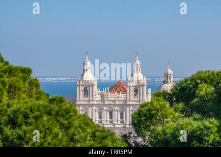 Lissabon, Portugal. Sao Vicente de Fora Kloster und Panteao Nacional Dome gesehen aus Sao Jorge durch Pinien. Stockfoto