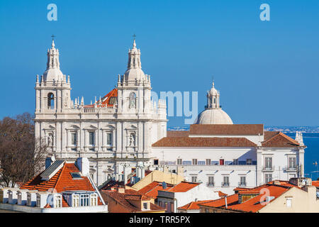 Lissabon, Portugal. Sao Vicente de Fora Kloster und Kuppel des Panteao Nacional oder nationalen Panteon aka Santa Engracia Kirche von São Jorge Schloss gesehen. Stockfoto