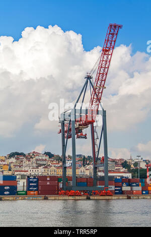 Lissabon, Portugal - November 05, 2018: Porto de Lisboa oder internationalen Hafen von Lissabon in den Fluss Tagus. Kran- und Transportbehälter Stockfoto