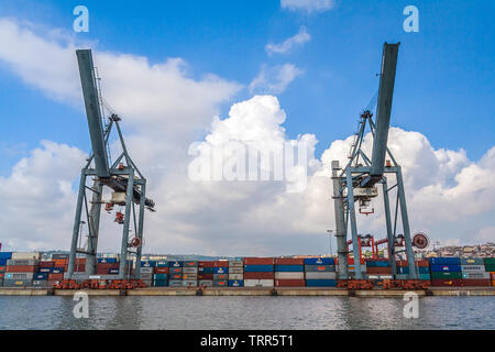 Lissabon, Portugal - November 05, 2018: Porto de Lisboa oder internationalen Hafen von Lissabon in den Fluss Tagus. Kräne und Container Stockfoto