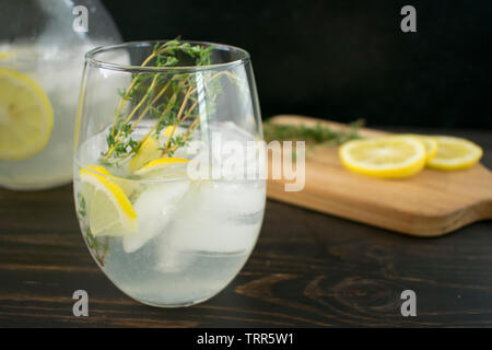 Zitronenthymian Gin Spritz Cocktail Stockfoto