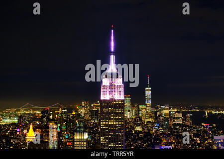 Dargestellt ist eine Nacht Blick von der New Yorker Rockefeller Center, USA. Stockfoto