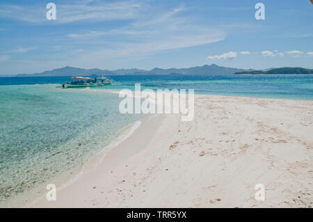 Palawan hat die beste Insel der Welt durch Reisen und Freizeit für seine weissen Strände, blaues Meer und Himmel, warme Klima und die reichen Gewässern gewählt worden. Stockfoto