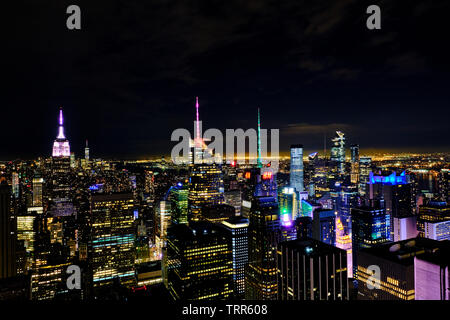 Dargestellt ist eine Nacht Blick von der New Yorker Rockefeller Center, USA. Stockfoto