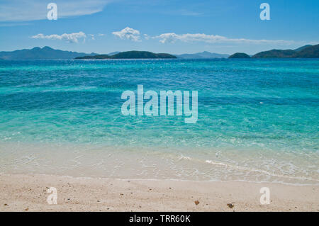 Palawan hat die beste Insel der Welt durch Reisen und Freizeit für seine weissen Strände, blaues Meer und Himmel, warme Klima und die reichen Gewässern gewählt worden. Stockfoto