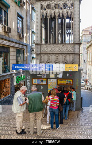 Lissabon, Portuga. Touristen in line Kauf von Tickets bei Ticket oder Box Office. Elevador de Santa Justa. 19. Von Raul Mesnier de Ponsard Stockfoto