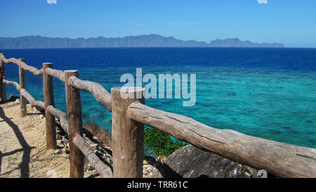 Palawan hat die beste Insel der Welt durch Reisen und Freizeit für seine weissen Strände, blaues Meer und Himmel, warme Klima und die reichen Gewässern gewählt worden. Stockfoto