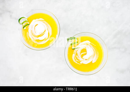 Mango Coconut Daiquiri mit Lime Twist Stockfoto