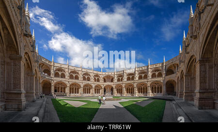 Lissabon, Portugal. Kreuzgang der Abtei Kloster Jeronimos oder Alias Santa Maria de Belém Kloster. UNESCO-Welterbe. Manuelino oder MANUELINISCHEN Stockfoto