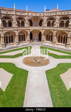 Lissabon, Portugal. Kreuzgang der Abtei Kloster Jeronimos oder Alias Santa Maria de Belém Kloster. UNESCO-Welterbe. Manuelino oder MANUELINISCHEN Stockfoto