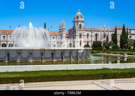 Lissabon, Portugal. Kloster Jeronimos oder Abtei aka Santa Maria de Belém von Jardim Da Praca tun sehen Imperio Garten und Platz. Brunnen mit Wasser je Stockfoto