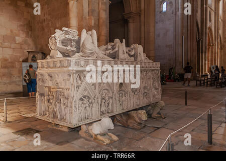 Alcobaca, Portugal. Gothic Grab der Königin Ines de Castro mit liegerad Bildnis und Engel. Monasterio de Santa Maria de Alcobaca Abtei. Grabkunst ma Stockfoto