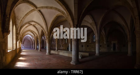 Alcobaca, Portugal. Schlafsaal der Mönche das Kloster von Santa Maria de Alcobaca Abtei. Meisterwerk der mittelalterlichen gotischen Architektur. Zisterzienser religiöse O Stockfoto