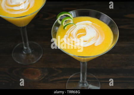 Mango Coconut Daiquiri mit Lime Twist Stockfoto