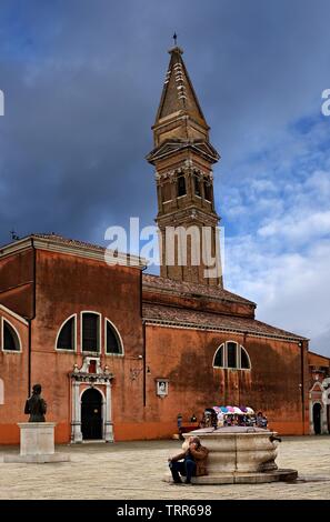 Schiefer Glockenturm auf Burano Stockfoto