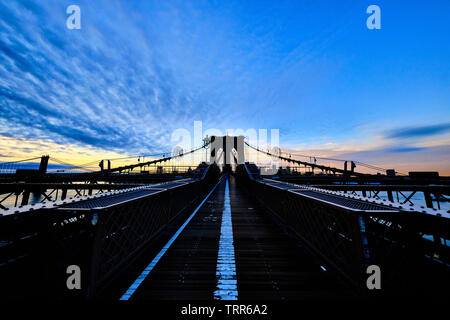 Abgebildet ist die Brooklyn Bridge eine hybride Schrägseilbrücke/Suspension Bridge in New York City, Stockfoto