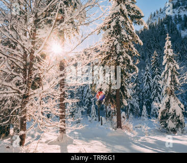 Fantastische morgen Winterlandschaft in Snowy Mountains glühende durch Sonnenlicht. Winterliche Szene mit verschneiten Bäumen. Stockfoto